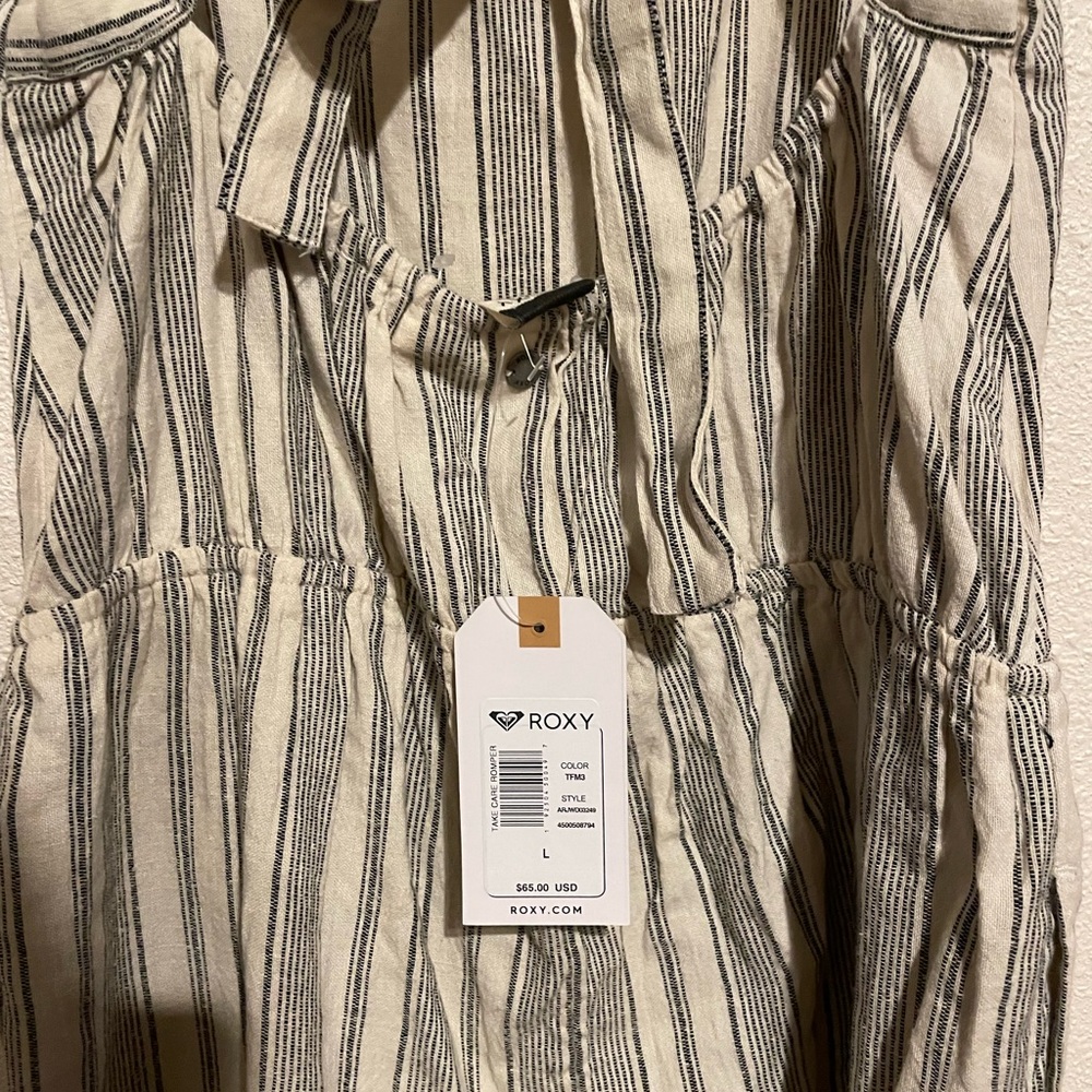 Large woman’s Roxy brand grey and cream romper/jumpsuit